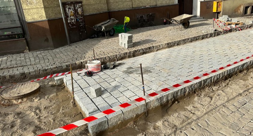 Trwa wymiana nawierzchni na ulicy Krótkiej w Jeleniej Górze