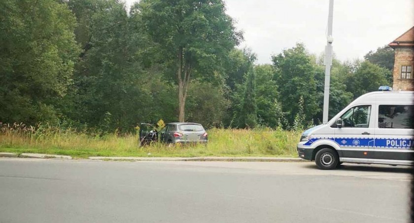 Zdekoncentrowała się i wypadła z drogi