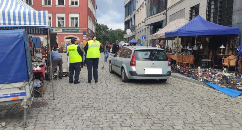 Zapomniała gdzie zaparkowała. Pomogli strażnicy miejscy