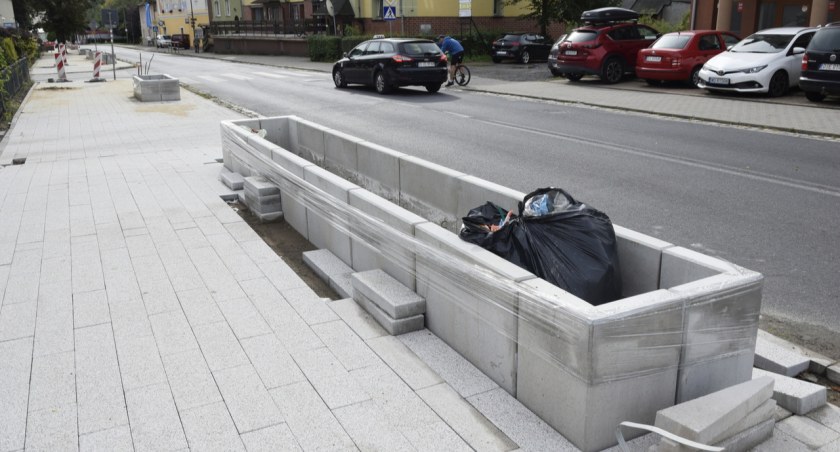 Sarkofagi na głównej ulicy Piechowic?