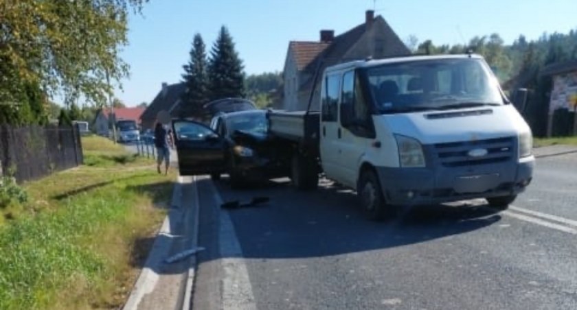 Centymetry od tragedii. Osobówka wbiła się pod auto dostawcze