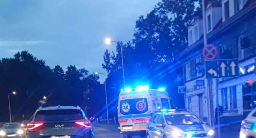 Więcej szczęścia niż rozumu. Pijany pieszy omal nie zginął pod kołami autobusu.