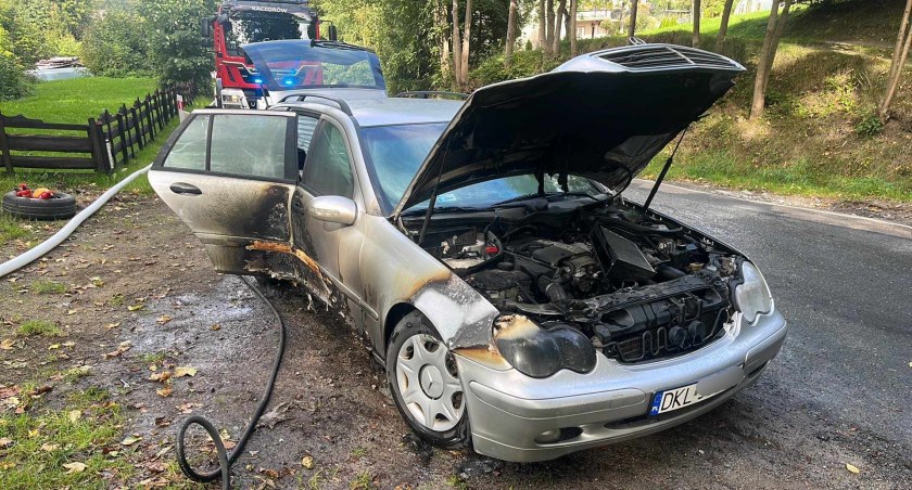 Mercedes zapalił się w trakcie jazdy