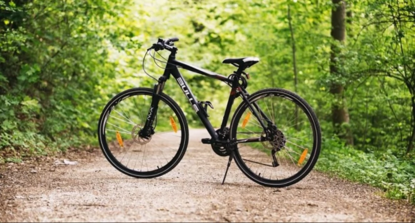 Rowerzysta jechał slalomem ulicą Cieplicką. W ręce trzymał puszkę w piwem