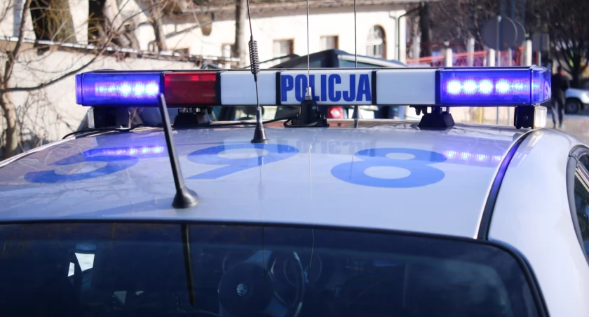 16-latek leżał na polnej drodze. Był pod wpływem alkoholu