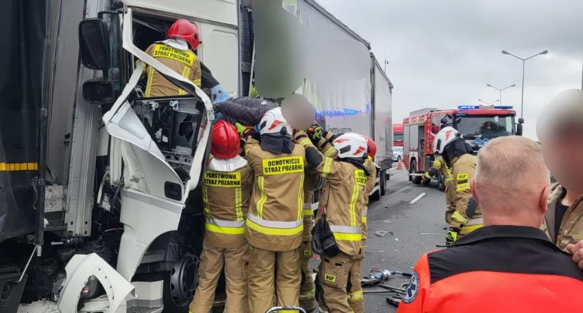 Karambol pojazdów ciężarowych na autostradzie A4. Strażacy wycinają kierowcę z kabiny