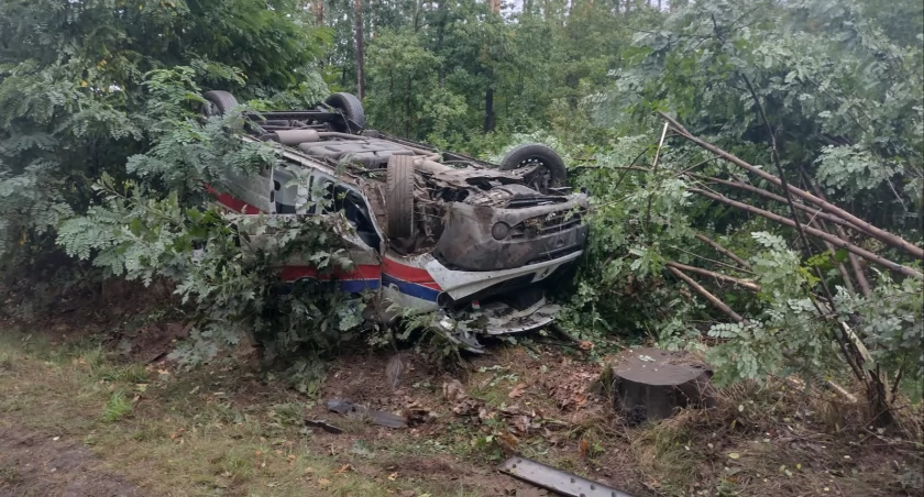Karetka przewożąca pacjenta dachowała. 3 osoby trafiły do szpitala