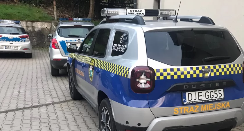Pijany i z zakazem prowadzenia samochodów jechał ulicami Szklarskiej Poręby. Jego wyczyny przerwali strażnicy miejscy.