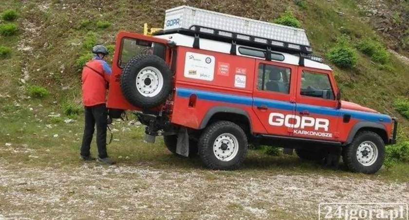 Zgłosił, że zgubił się w górach. W rzeczywistości pił wódkę w domu