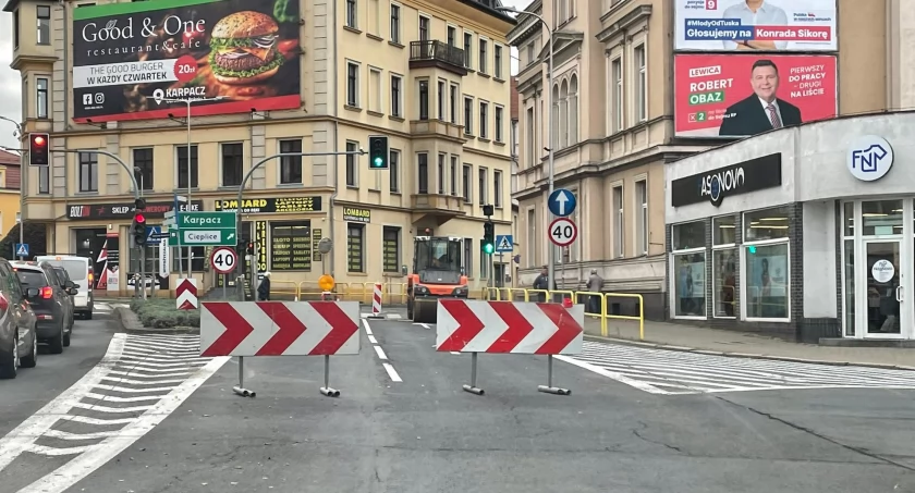 Droga zamknięta! Utrudnienia w ruchu w centrum Jeleniej Góry