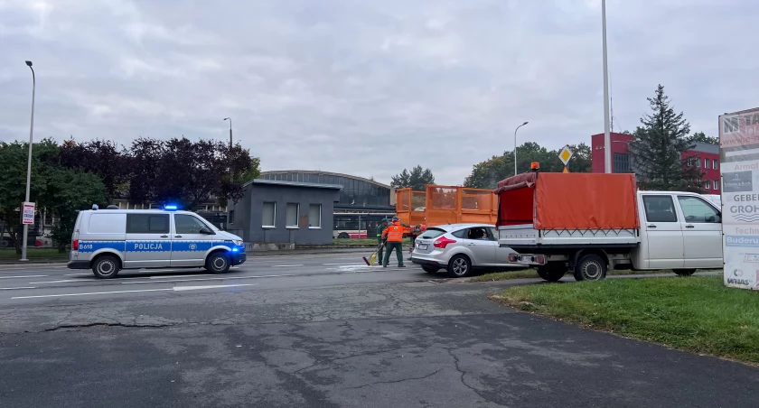 Sterta śmieci na ulicy Wolności. Pas ruchu był zablokowany