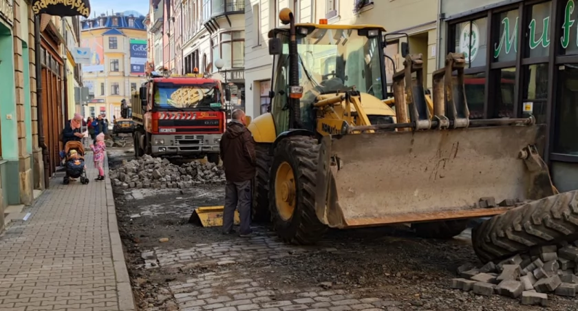Trwa przebudowa ulic w ścisłym centrum Jeleniej Góry