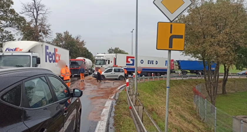 Osobówką w ciężarówkę. Ogromne utrudnienia w ruchu w Kostomłotach