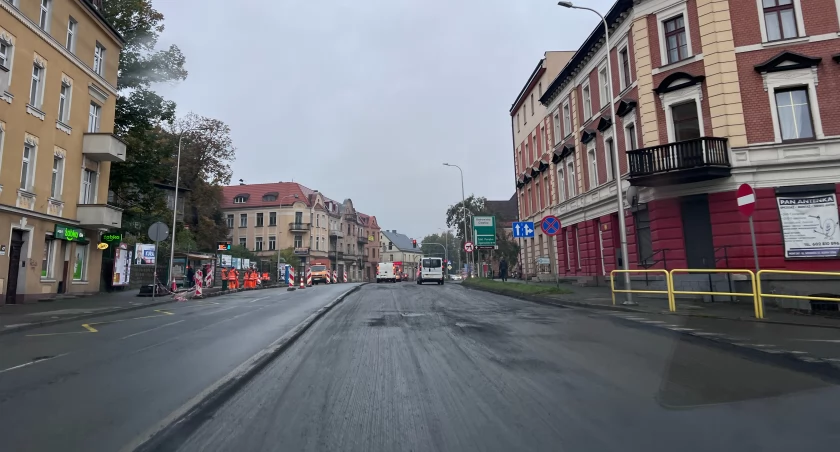 Utrudnienia na ulicy Wolności. Na miejscu działają służby drogowe
