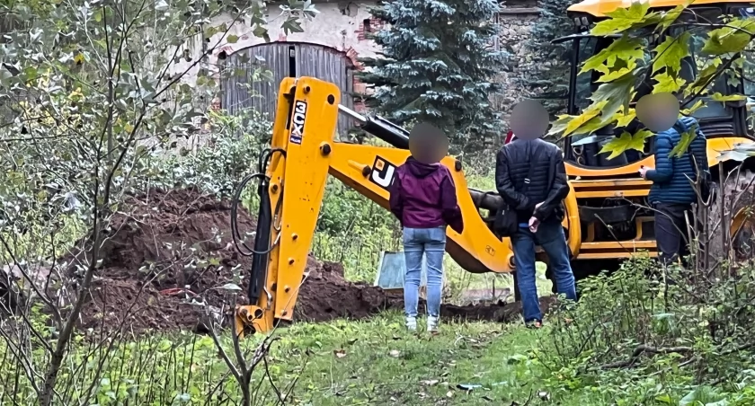 Tragiczne odkrycie w Dziwiszowie. Z zasypanej studni wykopano szczątki dużego zwierzęcia