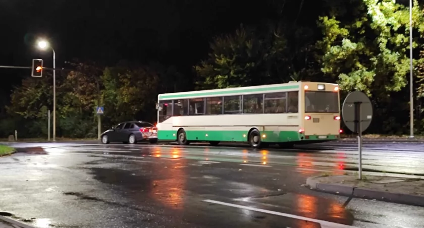 Autobusem w osobówkę. Zderzenie na ulicy Wolności