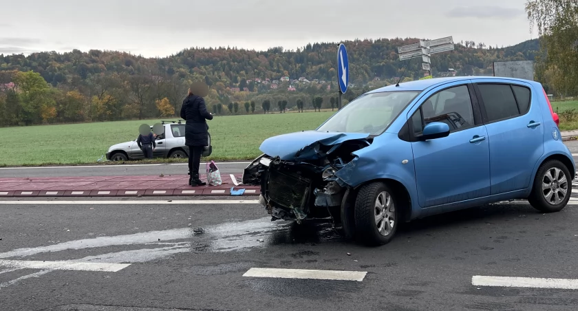 Rozbite samochody blokują skrzyżowanie w Kowarach