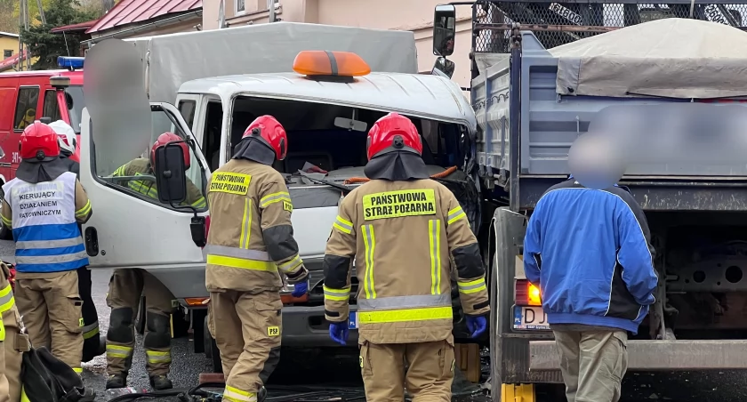 Jagniątków : Kierowca busa zakleszczony w kabinie po zderzeniu z ciężarówką