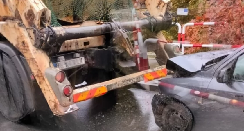 Osobówka wjechała w tył pojazdu ciężarowego. Utrudnienia na Osiedlu Łomnickim