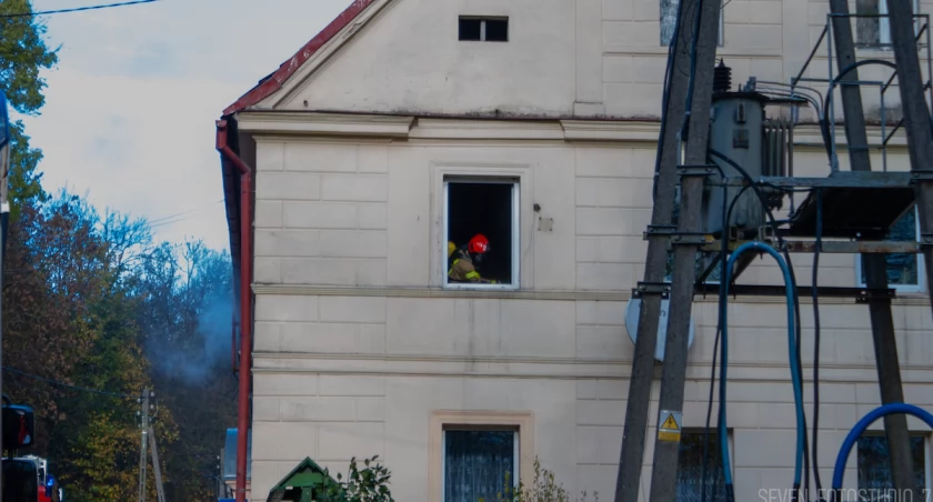 Dziwiszów : Pożar w budynku. Trwa ewakuacja mieszkańców