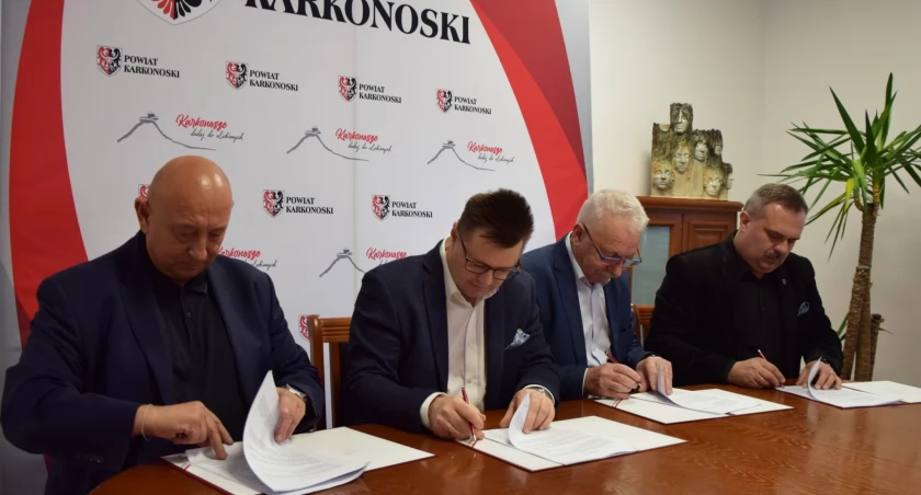 Podpisano umowę na przebudowę drogi Podgórzyn-Borowice-Sosnówka!