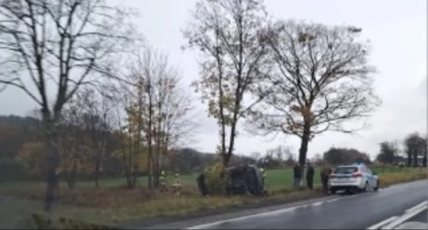 Groźne zdarzenie na DK3. Maserati wypadło z drogi