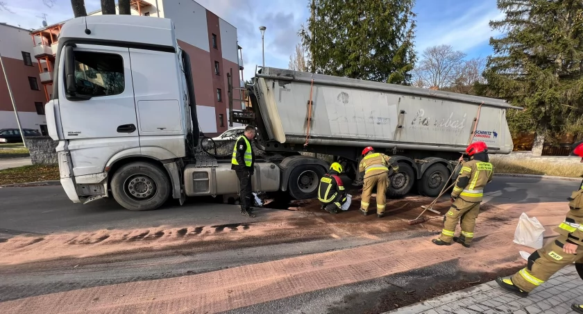 Szklarska Poręba - Awaria ciężarówki. Plama oleju na długości przeszło 200 metrów