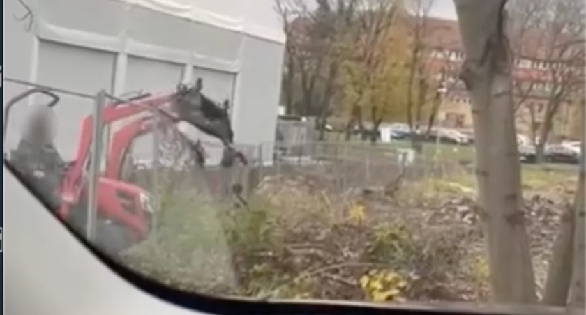 Budowlańcy wyrzucali odpady za płot - twierdzi zgłaszający