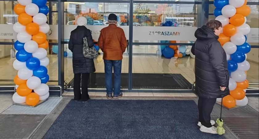 Pierwsi klienci już czekają na otwarcie E’Leclerc.