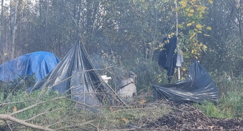 Koczująca w namiocie bezdomna kobieta odmawia pomocy. Mieszkańcy poruszeni a służby bezradne.