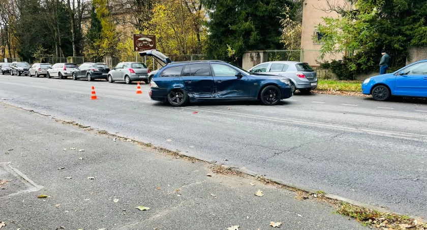 Groźnie na Podchorążych. Na drodze rozbite osobówki i autobus MZK
