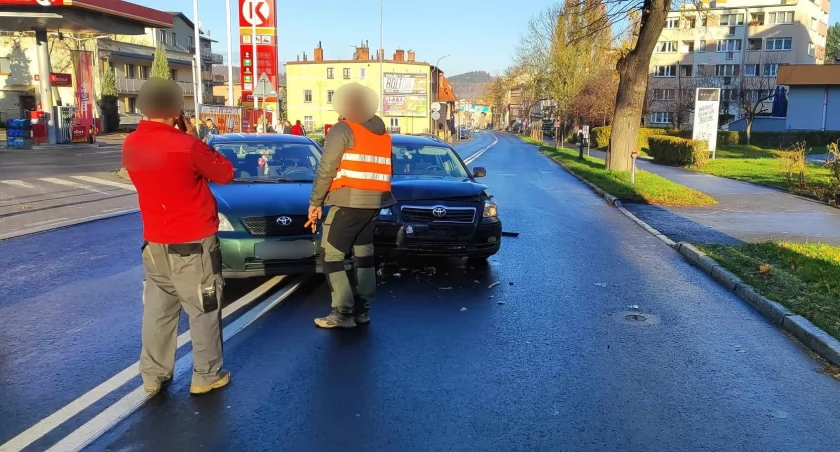 Dwie Toyoty spotkały się na środku drogi. Utrudnienia na ulicy Sudeckiej