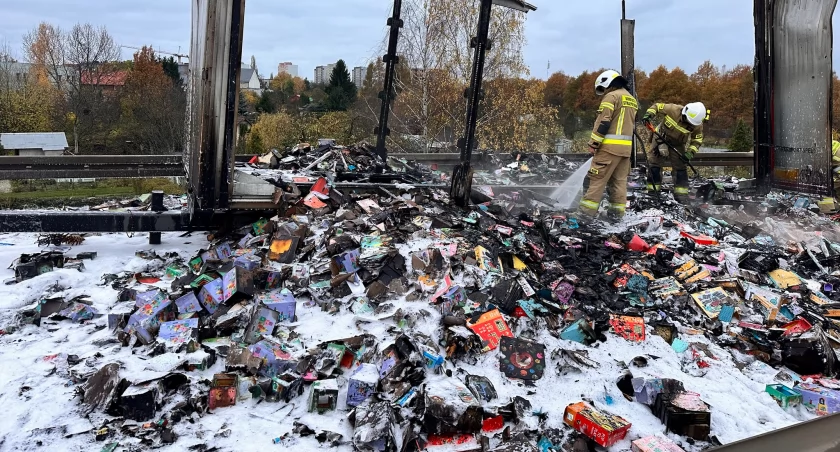 Spłonęła naczepa, w której przewożono zabawki. Droga zablokowana