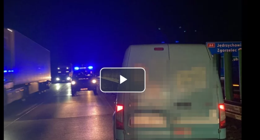 Kompletnie pijany mężczyzna jechał autostradą pod prąd