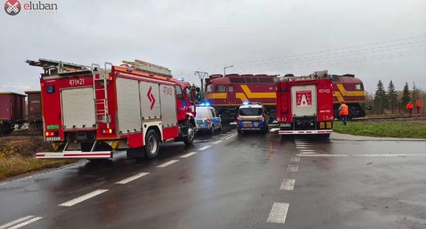 Autobusem wprost pod nadjeżdżający pociąg