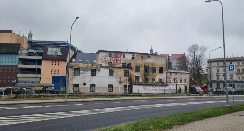 Rozpoczęło się wyburzanie szpecącego budynku w centrum Jeleniej Góry