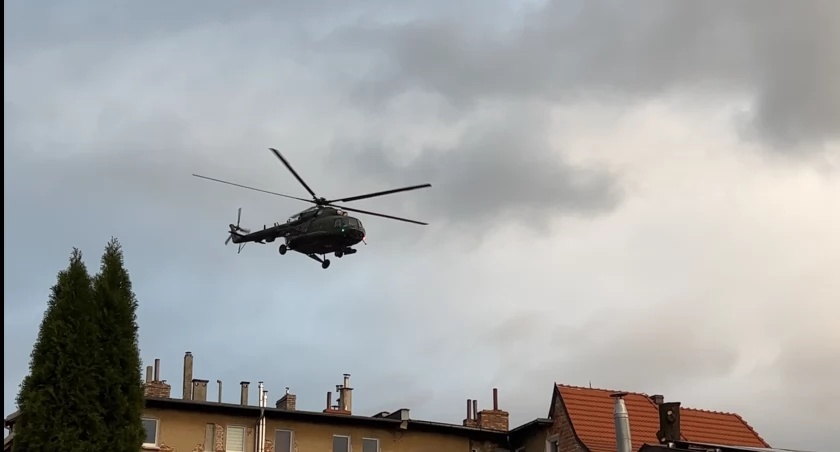 Ekstremalnie niskie loty wojskowego helikoptera. Co się dzieje? Zobacz nagranie