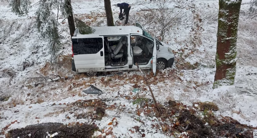 Trudne warunki do jazdy. Bus w rowie i autobus poza drogą