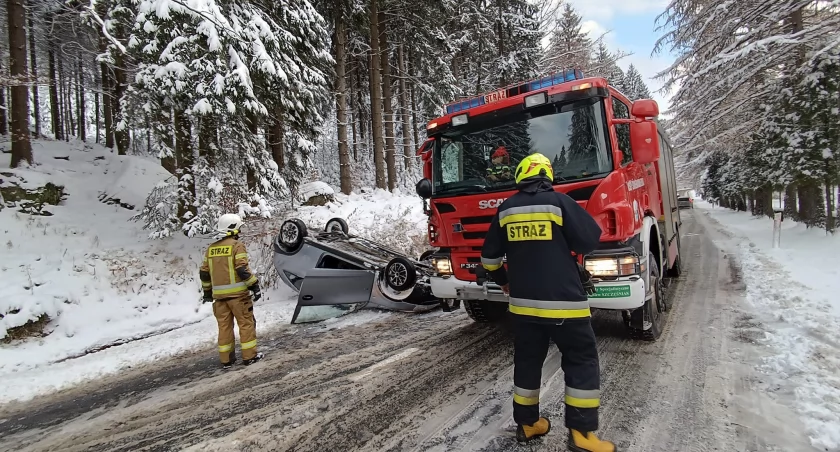 Dachowanie na drodze Świeradów-Zdrój - Szklarska Poręba. Kobieta w ciąży trafiła do szpitala.