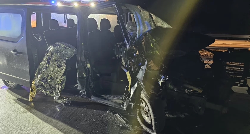 Busem wjechał w tył ciężarówki. Zablokowana autostrada A4