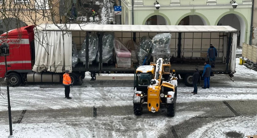 Zaczynają zdobić miasto. W Jeleniej Górze zapanuje świąteczny klimat