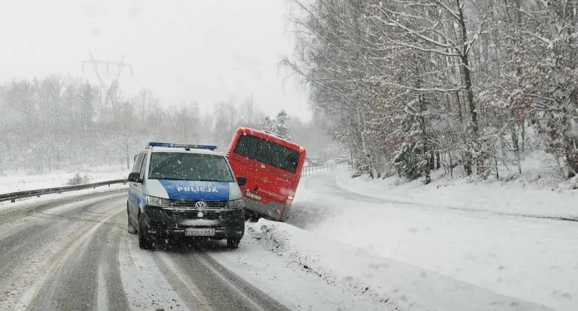 Autobusem do rowu. Warunki do jazdy są tragiczne