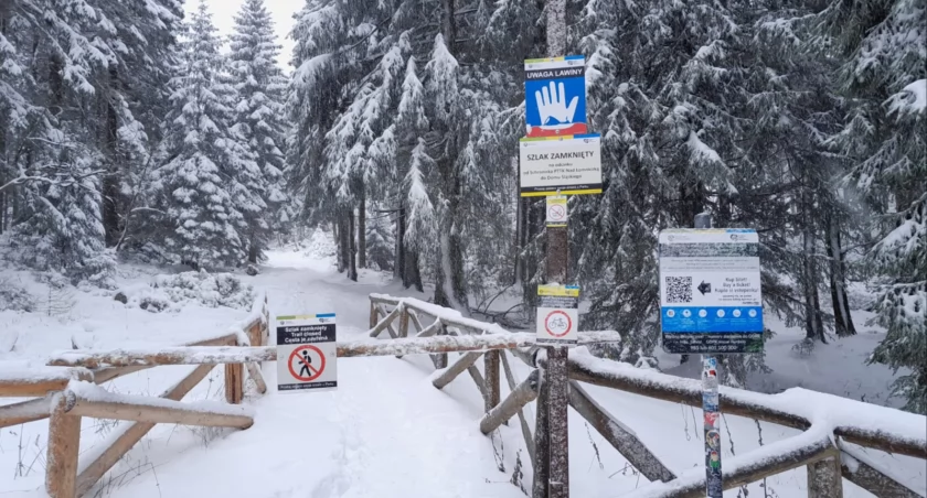 Zagrożenie lawinowe w Karkonoszach. Te szlaki są czasowo zamknięte