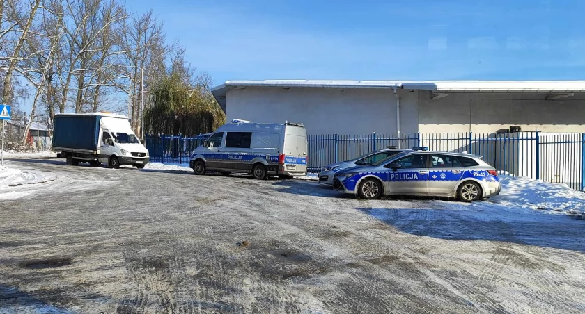 Sprawdzają stan techniczny pojazdów