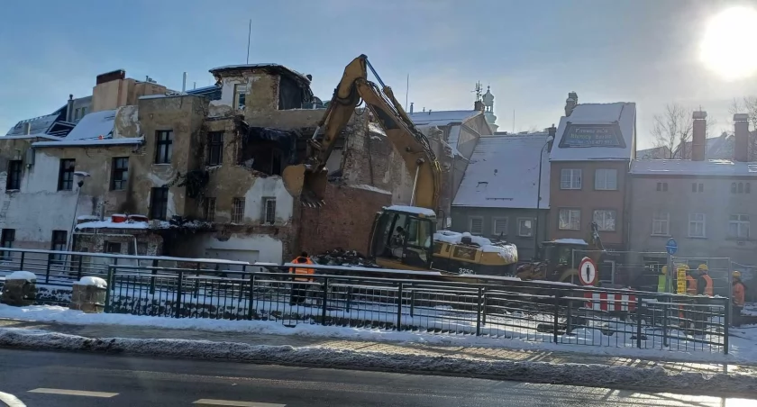 Trwa wyburzanie szpecącego budynku. Na miejscu ciężki sprzęt
