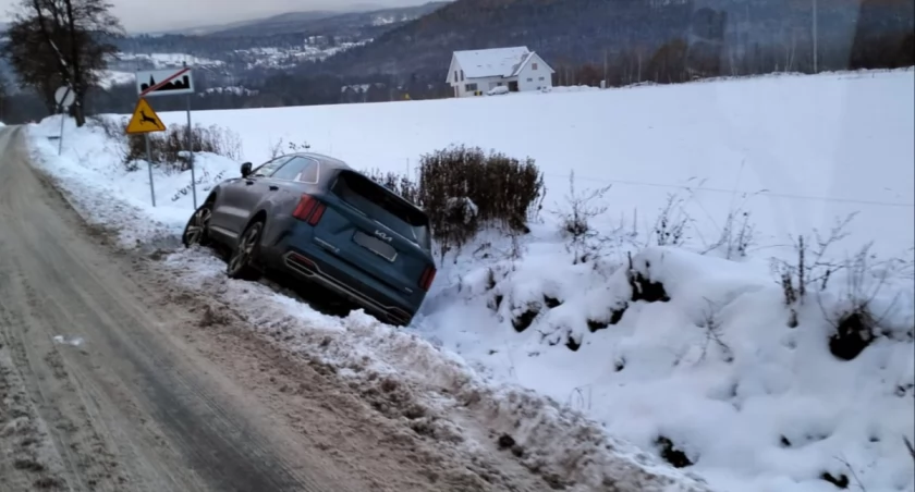 Kia w rowie. Ślisko na drodze w stronę Karpacza