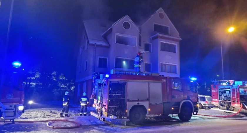 Pożar w centrum Piechowic. Służby w akcji
