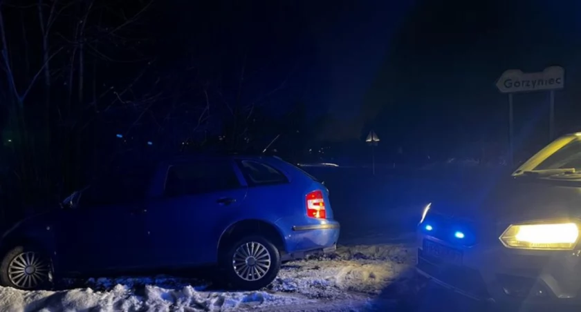 Pościg za pijanym kierowcą zakończony w rowie