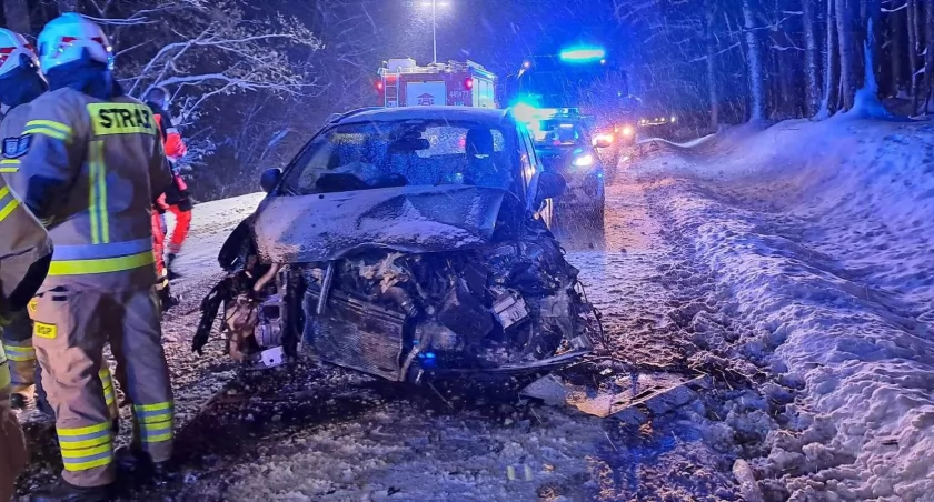Wypadek na krajowej trójce. Trzy osoby w szpitalu.