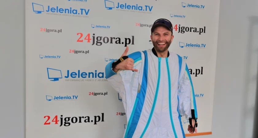 Dzięki wingsuit szybuje w przestworzach jak ptak. Krzysztof Grüning - historia pasjonata